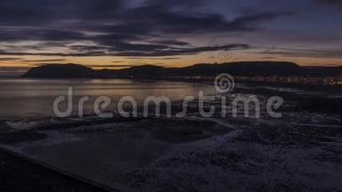 北威尔士兰杜诺海岸的黎明天空。